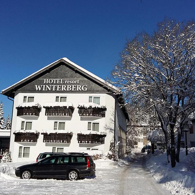 Hotel Winterberg Resort ligger i rolige omgivelser uden for den lille by, Winterberg, i det sydlige Tyskland. Her kan du nyde en afslappende skiferie i skønne omgivelser og blive forkælet i hotellets wellnessafdeling, hvor du bl.a. kan slappe af i saunaen, tage en svømmetur i den indendørs swimmingpool, eller lade dig forkæle med en massage. Der ligger et par enkelte pister og lifte i gåafstand fra hotellet, som kan føre dig til resten af området. Derudover holder skibussen mindre end 50 meter fra hotellet. Dit ophold er inkl. morgenmad, og hver morgen serveres der morgenbuffet i restauranten. Om aftenen kan du vælge mellem mange spændende lokale og internationale retter. Hotel Winterberg Resort anbefales til både par og familier.