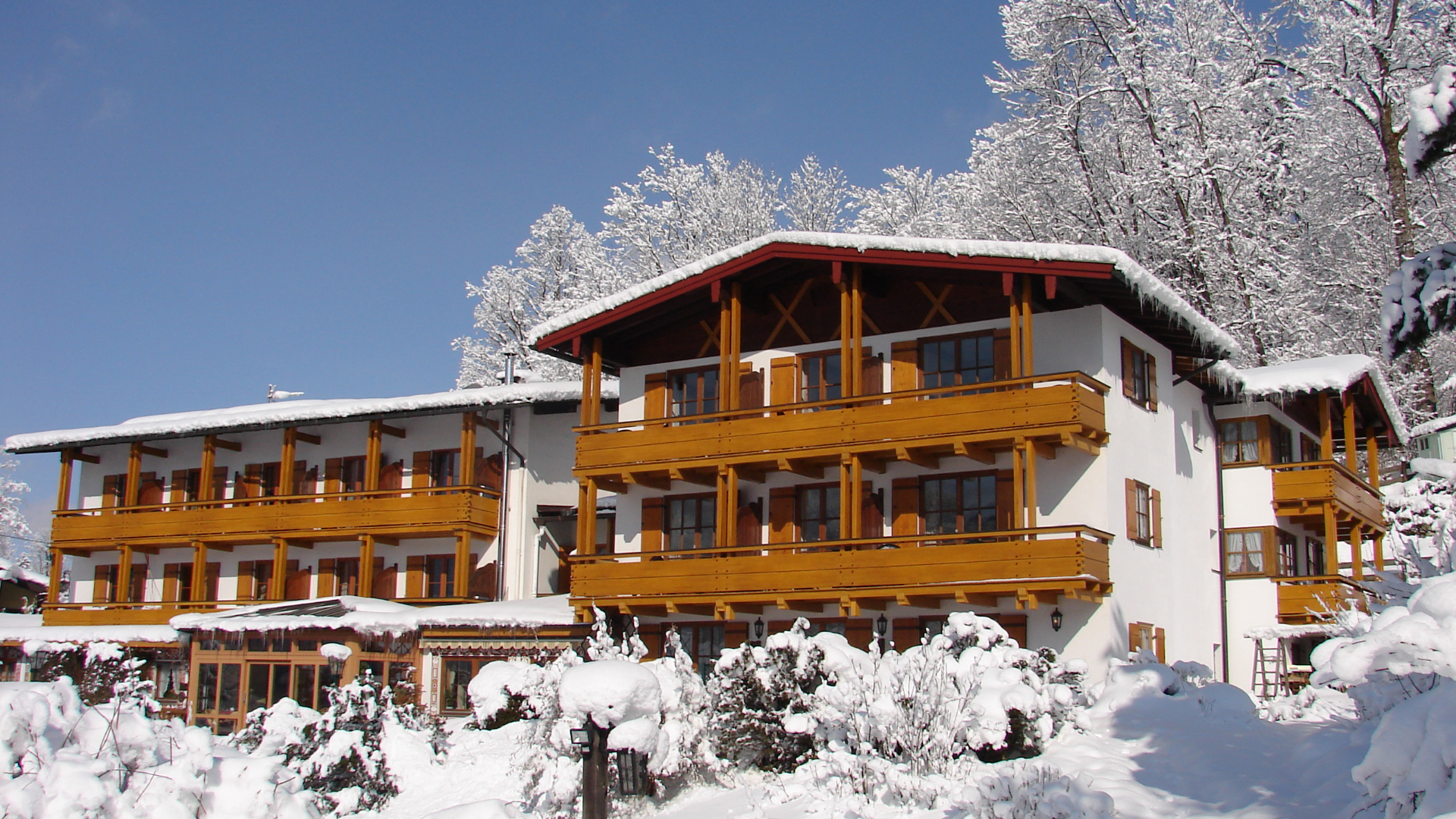 Hotel Georgenhof er beliggende 2 km fra centrum af den charmerende by Berchtesgaden. Fra hotellet til den nærmeste lift Jennerbahn er der 4 kilometer. PRISERNE ER INKL. 6 dages liftkort og 6 dages skileje. Fradrag hvis dette ikke ønskes.Hotellet er familiedrevet og her finder man en ægte bayersk stil. Hotellet har en rigtig god restaurant, som også er meget vellidt af de lokale udenfor højsæsonen. Efter en god og lang dag på ski, kan man slappe af i hotellets lækre sauna. Hotelværelserne er flot indrettede og de fleste værelser har en tilhørende balkon, hvor man kan nyde eftermiddagen.