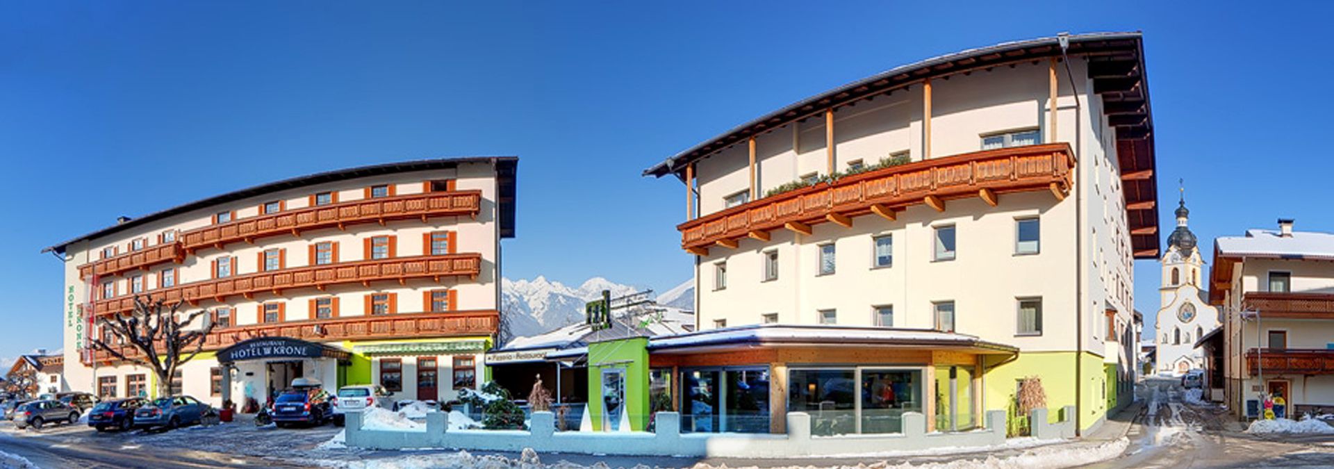 Familjedrivna och 3-stjärniga Hotel Krone ligger centralt och lugnt i Oberperfuss. Till skidområdet "Rangger Köpfl" är det ca 900 meter. Till närmsta längdskidspår och hållplats för skidbussen är det ungefär 100 meter. Det i typisk tyrolsk stil inredda hotellet renoverades delvis 2019 och består av en huvud- och en sidobyggnad, som är förbundna med varandra genom en underjordisk gång. Hotellet förfogar över reception och lobby, Wi-Fi (mot avgift), två hissar, frukostrum, trevliga sällskapsrum, en hotellbar med lounge (kl 10?00) och restaurang, en hotellegen kägelbana (mot avgift) samt ett skidrum med pjäxtorkar. Parkeringsplatser finns till kostnadsfritt förfogande (beroende på tillgång). Wellnessområdet (kl 16?22) med finsk bastu, ångbad och vilorum kan användas mot avgift (onsdagar: dambastu, torsdagar: stängt). Dessutom erhålls Welcome Card som ger diverse kostnadsfria och rabatterade tjänster i regionen, t.ex. rabatt på inträde till simhallen i Axams fritidscentrum samt på turer med kollektivtrafik (med förbehåll om ändringar, se information på plats). För vistelser om 3 nätter eller längre kan liften Oberpfuss användas gratis för vandring eller kälkåkning. Rum De gemytligt och trevligt inredda rummen förfogar över badkar eller dusch/WC, sat-tv, Wi-Fi (mot avgift), telefon, hårfön och i vissa fall balkong. Rummen ligger i huvud- eller sidobyggnaden. Måltider Den i priset inkluderade halvpensionen omfattar, frukostbuffé och en 3-rättersmeny på kvällen, ibland inkl. salladsbuffé. Vid vistelse om 5 nätter (sö?fr) ordnas temakväll två gåner i veckan (t.ex. pizza- och pasta-kväll). På nyårsafton serveras en särskild 5-rätters galamiddag. Dietkost och glutenfria rätter är möjliga mot föranmälan (mot avgift).