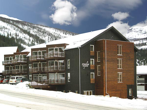 Staven Apartment tilbyder boliger med ski in og ski out. Gåafstand til lift, bakker, langrendsløjper, dagligvarebutik, skiudlejning, restauranter, bar og underholdning i Hemsedal Skisenter. Alle lejligheder har sauna og gaspejs. Lejlighederne har plads til 6 til 9 personer.
