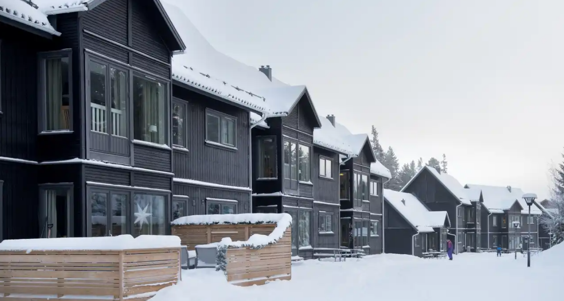 Populære lejligheder med 120 meter til skiliften og tæt på Experium. Ideelle til to børnefamilier eller større grupper, der vil bo komfortabelt midt i Lindvallens bedste skiområde.