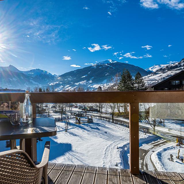 Hotel Das Gastein har en dejlig rolig beliggenhed i Bad Hofgastein, blot 10 minutters gang fra Alpentherme Thermal Spa. Som gæst på Hotel Das Gastein kan du gratis benytte dette luksuriøse sauna- og svømmekompleks. Der findes en række swimmingpools og saunaer, og du kan også bestille massage og benytte fitnessområdet mod et tillægsgebyr. Samtlige værelser er smukt indrettet og har balkon eller terrasse med udsigt over de betagende omgivelser. I Das Gasteins restaurant kan gæsterne nyde klassiske østrigske retter tilberedt med regionale produkter. Der serveres en varieret morgenbuffet hver morgen.