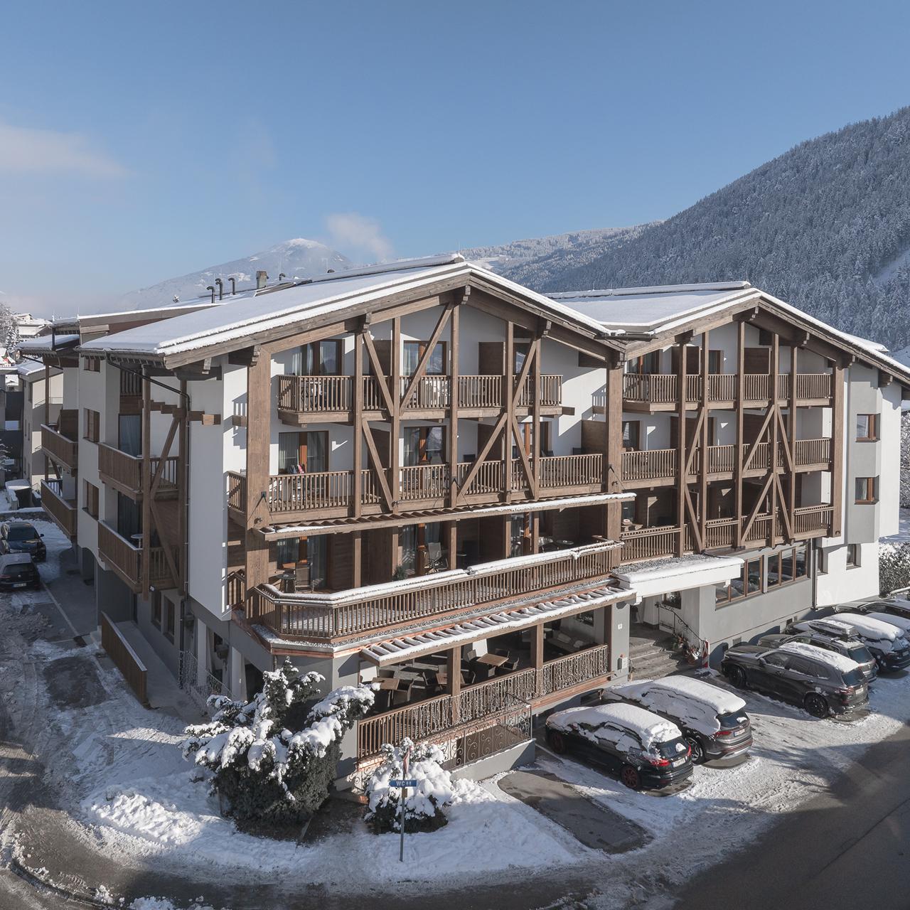 På en rolig beliggenhed i udkanten af Fulpmes centrum ligger det vidunderlige Alpenhotel Tirolerhof. Alpenhotel Tirolerhof er et komfortabelt familiehotel med en venlig atmosfære og ægte tyrolsk gæstfrihed. Her bor du midt i Stubai-dalen. Stoppestedet for den gratis skibus ligger lige foran døren. Denne bus afgår hvert 30. minut. Efter en dag på pisterne kan du slappe af i wellnessområdet. Nyd saunaen, jacuzzien eller svøm et par baner i den indendørs swimmingpool.