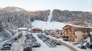 Moderne resort med høj standard samt en perfekt placering lige ved siden af liften og pisten. Her får du kvalitet på skiferien og et stort sammenhængende skiområde. Lejlighedshuset er beliggende ved Fieberbrunn lige ved gondolliftene Doischberg og Streuböden, der fører dig op i skiområdet, som er sammenhængende med Saalbach/Hinterglemm med mulighed for at komme hele vejen til Zell am See. I området ved Alpenstyle Resort finder du også skiudlejning, skiskole og barer med after-ski. Huset byder på 21 lejligheder med plads fra 4 til 12 pers, og her er desuden også skirum, wellnessområde, restaurant og bar.   Alpenstyle Resort tilbyder følgende lejligheder alle med gratis wifi:  FB2C+ - Comfort Plus lejlighed 63m2: 3-vær. til 4-5 pers. Opholdsrum med TV. Køkkenkrog med nødvendigt udstyr bl.a. elkomfur og opvaskemaskine. 2 soverum hver med dobbeltseng (det ene rum med sovesofa). 2 x wc/douche. Balkon. FB2S - Superior lejlighed 72m2: 3-vær. til 4-6 pers. Opholdsrum med TV. Køkkenkrog med nødvendigt udstyr bl.a. elkomfur og opvaskemaskine. 2 soverum hver med dobbeltseng og sovesofa. 2 x wc/douche. Balkon. FB3PD - Penthouse Deluxe lejlighed 113m2: 4-vær. til 6-8 pers. Opholdsrum med TV og dobbelt sovesofa. Køkkenkrog med nødvendigt udstyr bl.a. elkomfur og opvaskemaskine. 3 soverum hver dobbeltseng. 3 x wc/douche samt infrarød sauna. Stor sydvendt terasse samt balkon. FB3P - Penthouse lejlighed 109m2: 4-vær. til 8-12 pers. Opholdsrum med TV og dobbelt sovesofa. Køkkenkrog med nødvendigt udstyr bl.a. elkomfur og opvaskemaskine. 1 soverum med dobbeltseng. 1 soverum med dobbeltseng og 2 enkeltsenge. 1 soverum med dobbeltseng og dobbelt sovesofa. 2 x wc/douche. Stor terrasse og balkon. Prisen inkluderer: Linned/håndklæder og slutrengøring.  Turistskat udgør euro 3,90,- pr. dag/pers fra 15 år. Registreres og betales online på forhånd. Ankomst: Lørdag-lørdag. Fra slut feb. spørg på mulighed for kort ophold og valgfri ankomst.