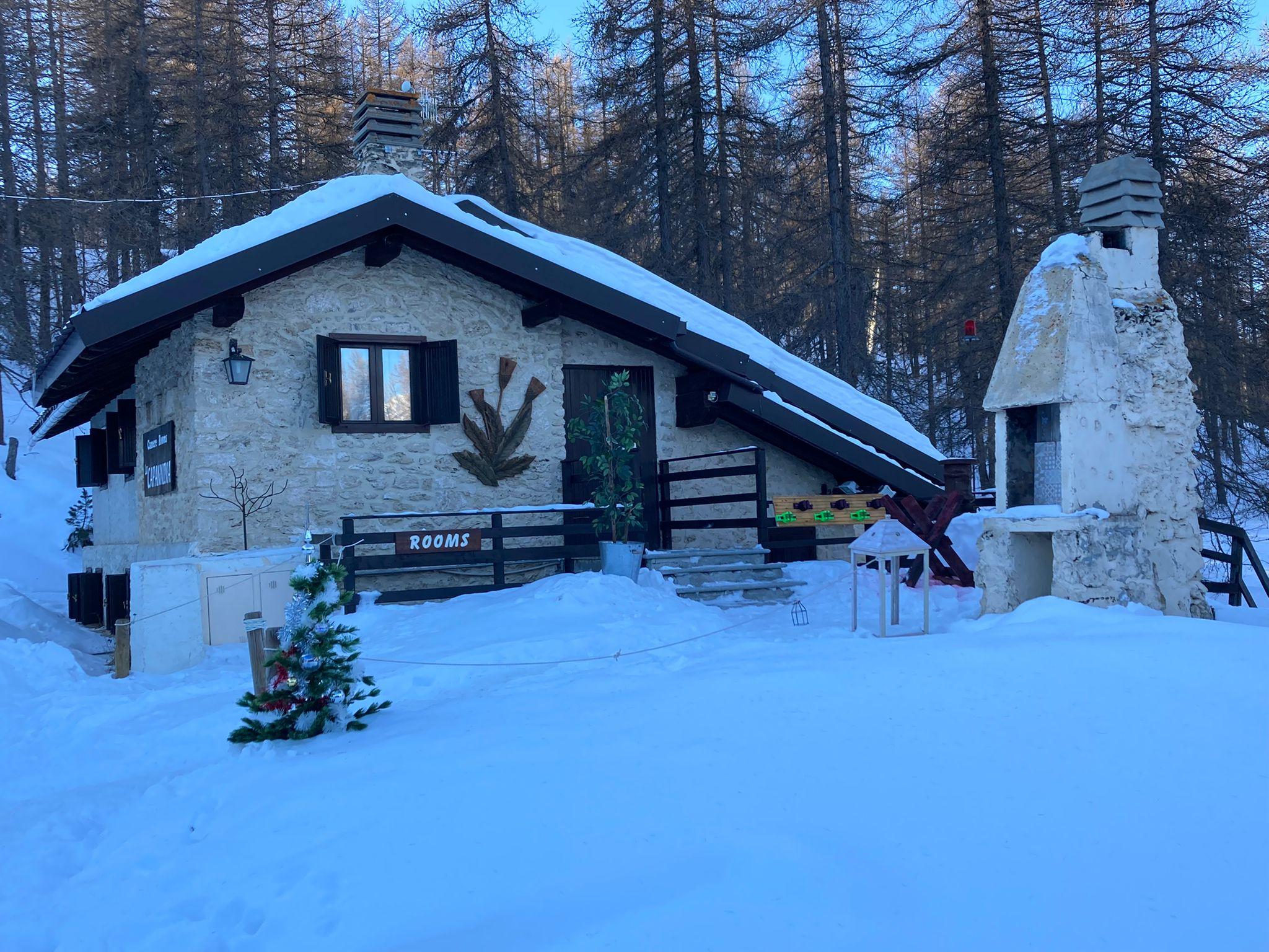 Få en fin vintersportupplevelse på Chalet Capannina! Denna mysiga och autentiska chalet är omgiven av natur och ligger precis vid Sportinias backar, bara 50 meter från stolliften. Läget är enastående, omgivet av lärkträd som täcks av ett lager snö. Rummen på Chalet Capannina är bekväma och enkelt inredda, med alla nödvändiga faciliteter. Dessutom ingår både frukost och middag, så du kan lägga allt ditt fokus på backarna. * För att komma till Chalet Capannina kan du ta Sportinia stollift, som är öppen från 09:00 till 16:00. För senare incheckning kan boendet boka en annan typ av transfer åt dig. Priset är 30,00 EUR per person och väg.