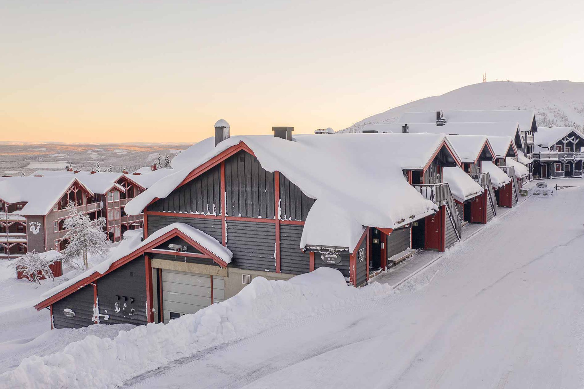 Fjellblikk byder på lyse og moderne lejligheder kun 50-80 meter fra lifte og skibakker. Her er plads og faciliteter til hele familien - perfekt placeret midt i Trysils Høyfjellssenter.