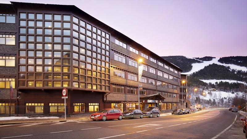 Hotel Euroski**** är ett trevligt hotell med stora bekväma rum. Hotellet genomgår nu en omfattande renovering. I dagsläget är restaurangen, baren, receptionen, lobbyn och korridorerna renoverade. Samtliga rum beräknas vara renoverade inför vintern 25/26. Hotellet ligger ca 900 m från liften i El Tarter och mitt emellan byarna El Tarter och Soldeu. Är man ett gäng eller flera familjer som reser tillsammans och som för det mesta umgås på hotellet på kvällarna är detta ett riktigt bra alternativ. Man kan även ta taxi eller lokalbuss i fall man vill till någon av byarna eller huvudstaden Andorra la Vella. Hotellet erbjuder gratis shuttle till och från liften så det är riktigt smidigt. Hotellet har även en trivsam spaavdelning (1 inträde per person ingår, övriga mot avgift). Här kan du även boka olika behandlingar mot kostnad. Skiduthyrning finns på hotellet. Hotellet har 149 rum. Varje rum har LCD TV, mini bar, safe, gratis wifi, telefon, hårtork. Restaurangen är öppen 07:30-10:30 och 19:00-22:00. Baren är öppen mellan 08:00-00:00.