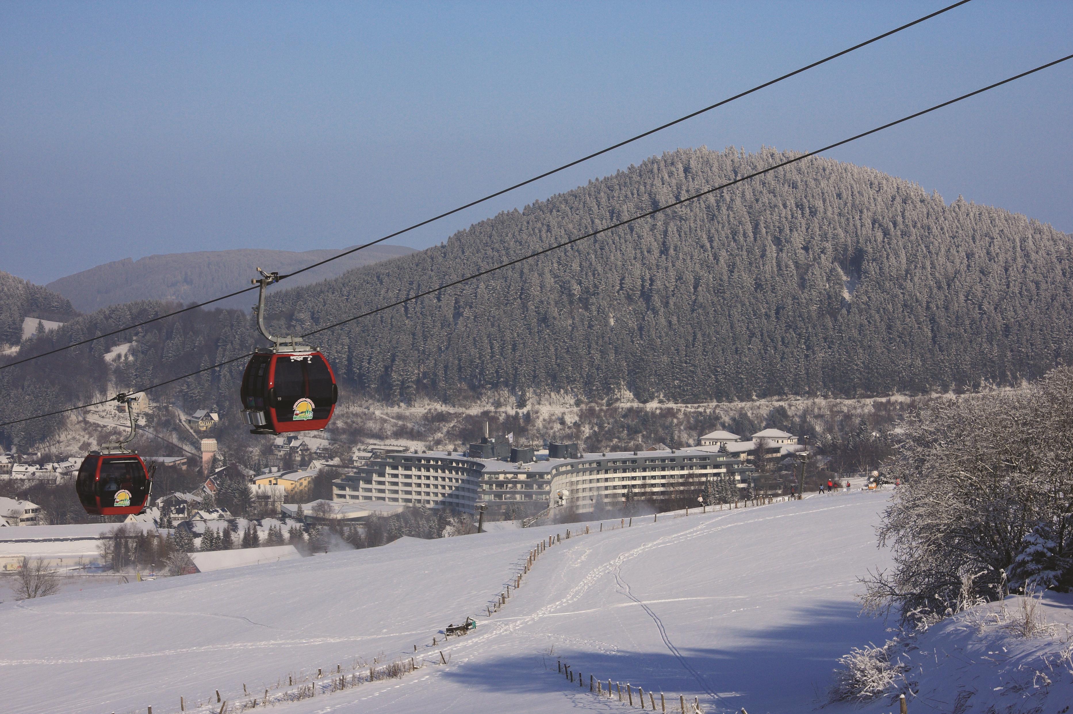 Hotel Sauerland Stern er et sandt ferieparadis for hele familien. Med pisterne lige uden for døren skal du ikke gå glip af et øjebliks skiløb. Værelserne er rummelige og moderne og har hyggeligt opholdsområde med tv og wi-fi. Samtlige værelser har desuden rummelig balkon med en dejlig udsigt over Willingen centrum og pisterne. Dette populære familiedrevne hotel ligger blot 200 meter fra Willingens hyggelige centrum, og skiliften ligger også inden for gåafstand. Efter en dag i det fri, er der også masser at give sig til på Hotel Sauerland Stern! Voksne kan nyde hotellets smukke wellnessområde. Svøm nogle afslappende baner i swimmingpoolen og varm op i saunaen. De, der har lyst til endnu mere aktivitet, kan endda benytte sig af fitnessrummet eller spille tennis på tennisbanen. Besøg hotellets hyggelige stube eller cocktailbar for at nyde en lækker drink.