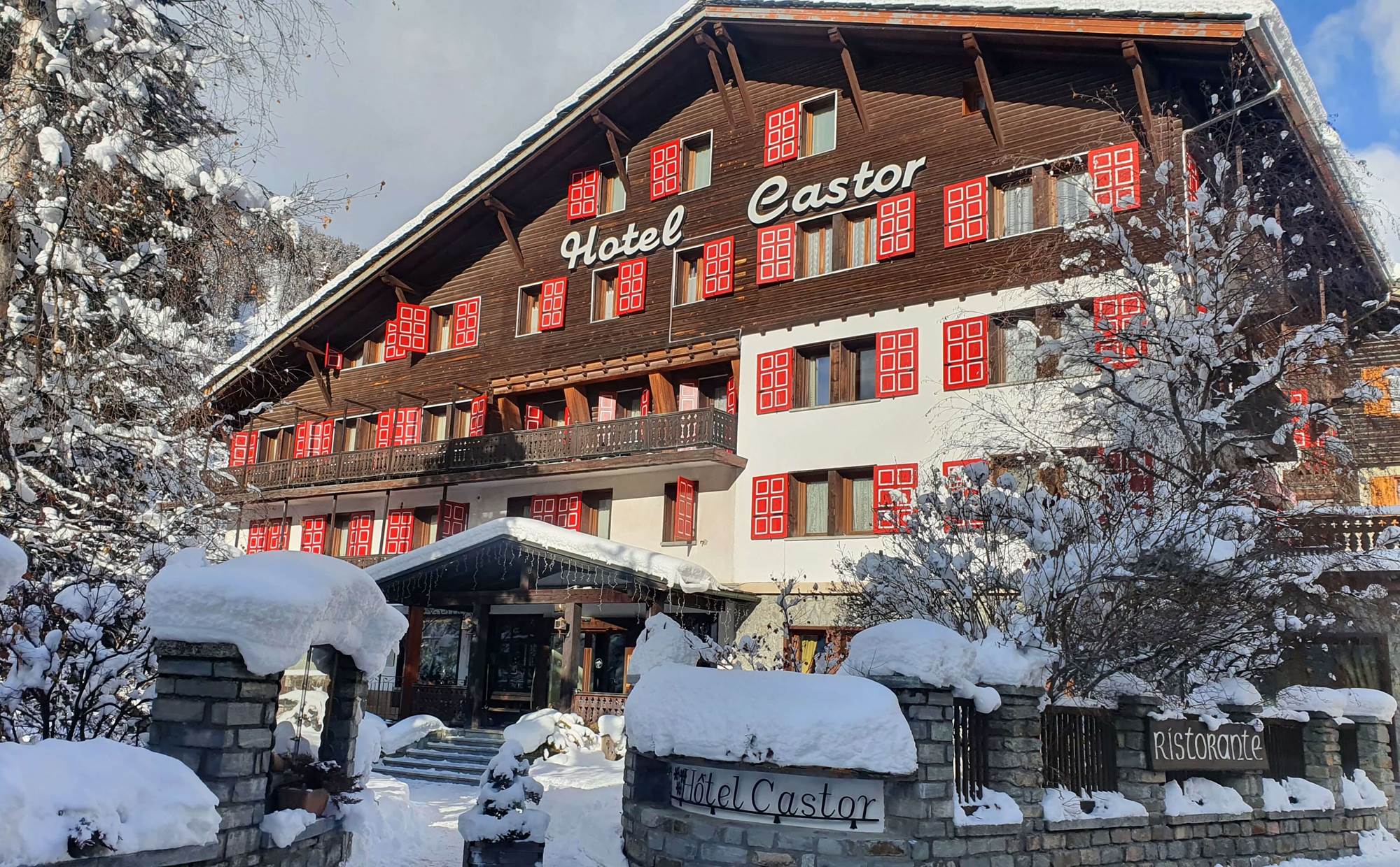 Hotel Castor är ett mysigt familjeägt hotell i hjärtat av byn Champoluc. Hotellet har sin helt egen historia som börjar redan i starten av 1900-talet, och som du som gäst kan ta del av under din vistelse på hotellet. Läget är bra, med gångavstånd till lift och pist. Den härliga loungen gör att det blir inbjudande att umgås här och passar därmed perfekt till både par, familjer och grupper. Hotellet har utöver det också ett lekrum och TV-rum som gör att der yngsta gästerna också kan få en fantastisk semester. Baren är inredd i orginell stil och är också populär bland lokalbefolkningen samt gäster som inte bor på hotellet. Läget och wellnessPå Hotell Castor bor man nära allt - inom 7 minuter har du allt du kan önska dig - både lift, pist, butiker, restauranger och mycket mer. Hotellet har ett samarbete med det lokala SPA och wellness center Monterosa SPA i Champoluc. När du bor på hotellet har du möjlighet att njuta av ett par avslappnande timmar i termalbadet - du får nämligen ett rabatterat pris, så kom ihåg badkläderna. Här hittar du 3 simbassänger, 3 bastu, ett turkiskt bad, massage och mycket mer.God lokal mat, gott vin och afternoon tea Njut av hotellets traditionella italienska specialiteter som serveras i den halvpension som ingår när du bor här. Mycket av det som serveras kommer direkt från Aosta-dalen som Champoluc ligger i, vilket gör att du kan räkna med en riktig lokal matupplevelse. Italienarna äter mycket och riktigt gott! Varje dag erbjuds en stor buffé av antipasti. Därefter får du välja 1 av 3 första och andra huvudrätter, och till sist ett stort urval av goda desserter. Det finns även möjlighet att beställa direkt från "á la carte-menyn" mot ett kostnadstillägg. Få hjälp med att välja ett gott lokalt eller nationellt italiensk vin. Hotellet har nämligen över 150 olika vinsorter i deras egna vinkällare. När du ätit färdigt eller innan maten, kan du välja att njuta av något gott att dricka i den mysiga baren. För övrigt så erbjuder baren gratis te och hemmagjorda kakor varje dag mellan kl. 16:30-17:30.Förvara din utrustning nära liftenSlipp transportera utrustningen fram och tillbaka när du bokar en skidresa till Champoluc genom att hyra en skiddepå som ligger vid Crest-liften. Det ger enkel och snabb tillgång till både lift och pist. Depån kostar 30 EUR per person och vecka.Garage (Tilläggsavgift), Glutenfri mat, Hiss, Husdjur (Tilläggsavgift), Laktosfri mat, Lekrum för barn, Lounge, Pjäxvärmare, Privat shuttlebuss, Reception, Restaurang, Vegansk mat, Vegetarisk matAvstånd till inköp: 650 mAvstånd till skidbussen: 20 mAvstånd till liften: 650 mAvstånd till skiduthyrning: 650 mAvstånd till pisten: 650 mAvstånd till centrum: 0 m