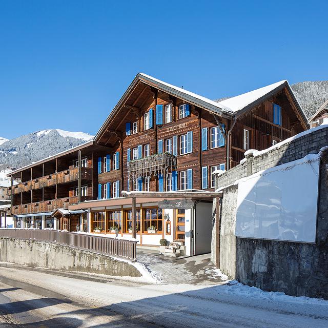 I de bjergrige omgivelser af Grindelwald ligger det hyggelige Hotel Jungfrau Lodge. Fra de komfortabelt indrettede værelser har du en vidunderlig udsigt over den smukke natur i dette område. Hotellet har en bekvem beliggenhed; det attraktive bycentrum og togstationen ligger inden for gåafstand. Toget fører dig hurtigt til skiliften, der fører dig til toppen af skiområdet. Efter en aktiv dag kan du slappe af med en drink eller en snack på en af de hyggelige restauranter og barer i centrum. Det er muligt, at du kan bo i den modsatte ende af Hotel Crystal - ca. 10 meter derfra. Hotel Jungfrau Lodge er et fremragende hotel til en hyggelig vintersportsferie med alt inden for rækkevidde!