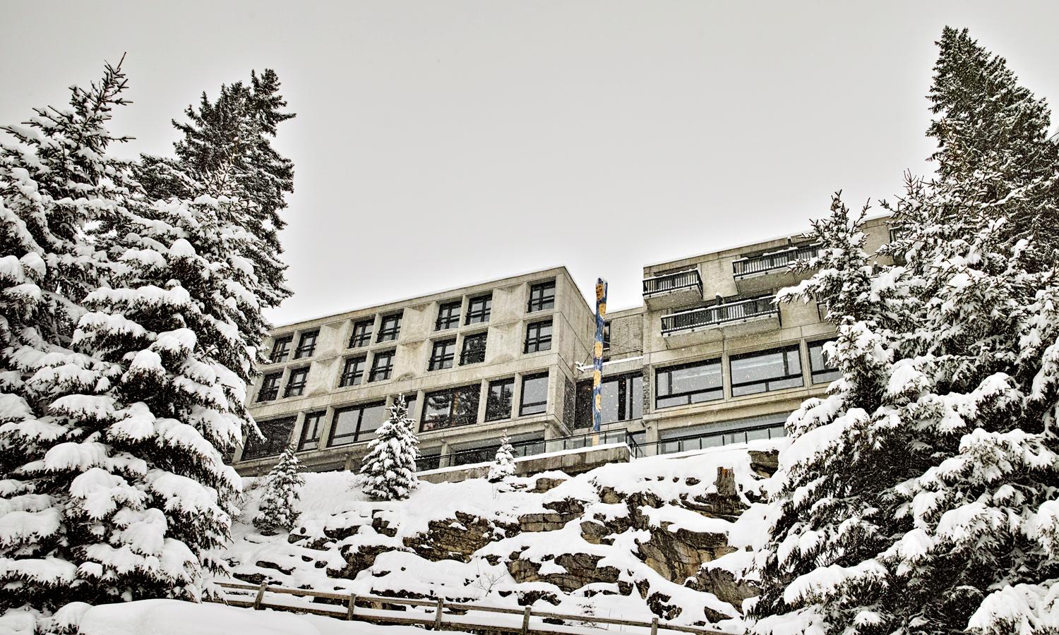 Hotel Le Totem er et skønt og moderne hotel beliggende i Flaine, hvor du her har mulighed for at nyde en fantastisk placering med kort afstand til flere skilifte i området. Her bor du midt i centrum, hvor du har gåafstand til flere butikker og spisesteder samt højst ca. 500 meter hen til flere skilifte. På Hotel Le Totem bor du i stilfulde og moderne indrettede værelser med plads op til 2 personer, hvilket gør dette hotel til en skøn skiferie for par. Hvis du ønsker at slappe af efter en aktiv dag ude på pisterne, så kan du nyde tiden i hotellets wellnessområde. Dit ophold er inklusiv morgenmad, så dagens andre måltider skal findes på anden vis. Vi anbefaler Hotel Le Totem især til par og voksne, som gerne vil nyde en dejlig skiferie med god komfort, en central beliggenhed og med kort afstand til flere skilifter, så du hurtigt kan komme i gang med dagen og ud på pisterne.