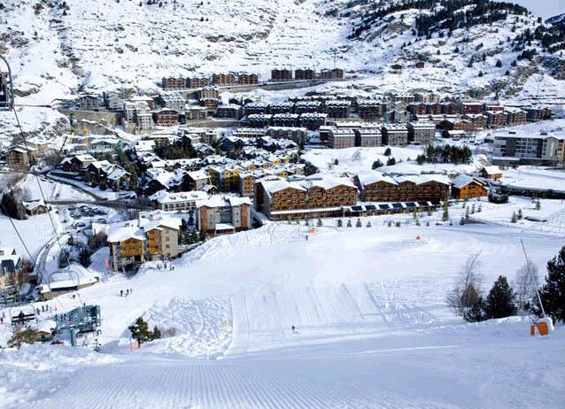 Om du vill bo centralt under din skidsemester i Andorra, då är Residence Andorra El Tarter ett bra val. Här bor du bara 150 meter från El Tarter centrum och 200 meter från liften. Du har alltså lätt tillgång till både matinköp och det stora skidområdeti Grandvalira, som är Andorras största. Residence Andorra El Tarter erbjuder moderna, fint inredda lägenheter för mellan 2 och 8 personer. Lägenheterna har all den komfort du kan tänkas önska, inklusive ett fullt utrustat kök.