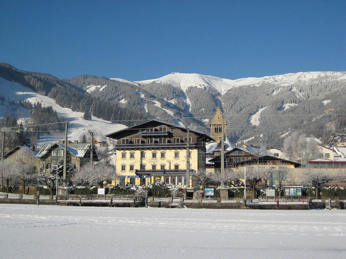 Det traditionella österrikiska Hotel Seehof ligger mellan det trevliga centrum av Zell am See och den vackra bergsjön. Kvalité är av största vikt på Hotel Seehof vilket märks på den serviceinriktade personalen. Efter en dag i pisterna kan du koppla av i bastun eller njuta av en massage som du enkelt bokar i receptionen. Önskar du istället lite liv och rörelse kan du gå till centrum av Zell am See, som ligger bara några minuters promenad från boendet.