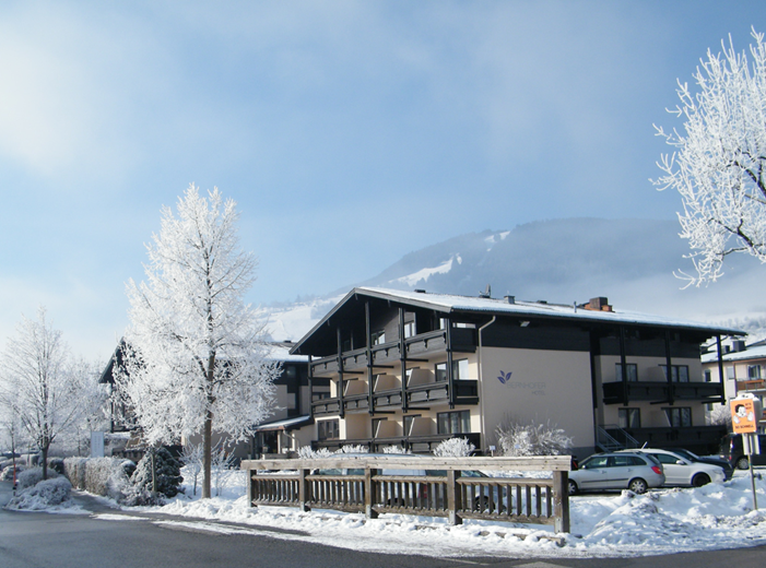 Ejerne Eveline og Robert skaber en hyggelig, familiær atmosfære på Dahoam by Sarina Hotel & Suites i Schüttdorf-distriktet i Zell am See. Under dit ophold er de altid klar til at sørge for, at du får en uforglemmelig vinterferie! Fra din egen balkon har du en storslået udsigt over naturreservatet og langrendssporene, som er ideelle for langrendsløbere og vandrere. Du kan starte og slutte lige foran døren! Hvis du foretrækker at stå på ski eller snowboard, kan du tage bussen til Areitbahn i Schüttdorf eller tage bussen til gletsjeren og Kaprun. Tilbage på hotellet kan du nyde et besøg i saunaen. Her er din vintersportsferie komplet!