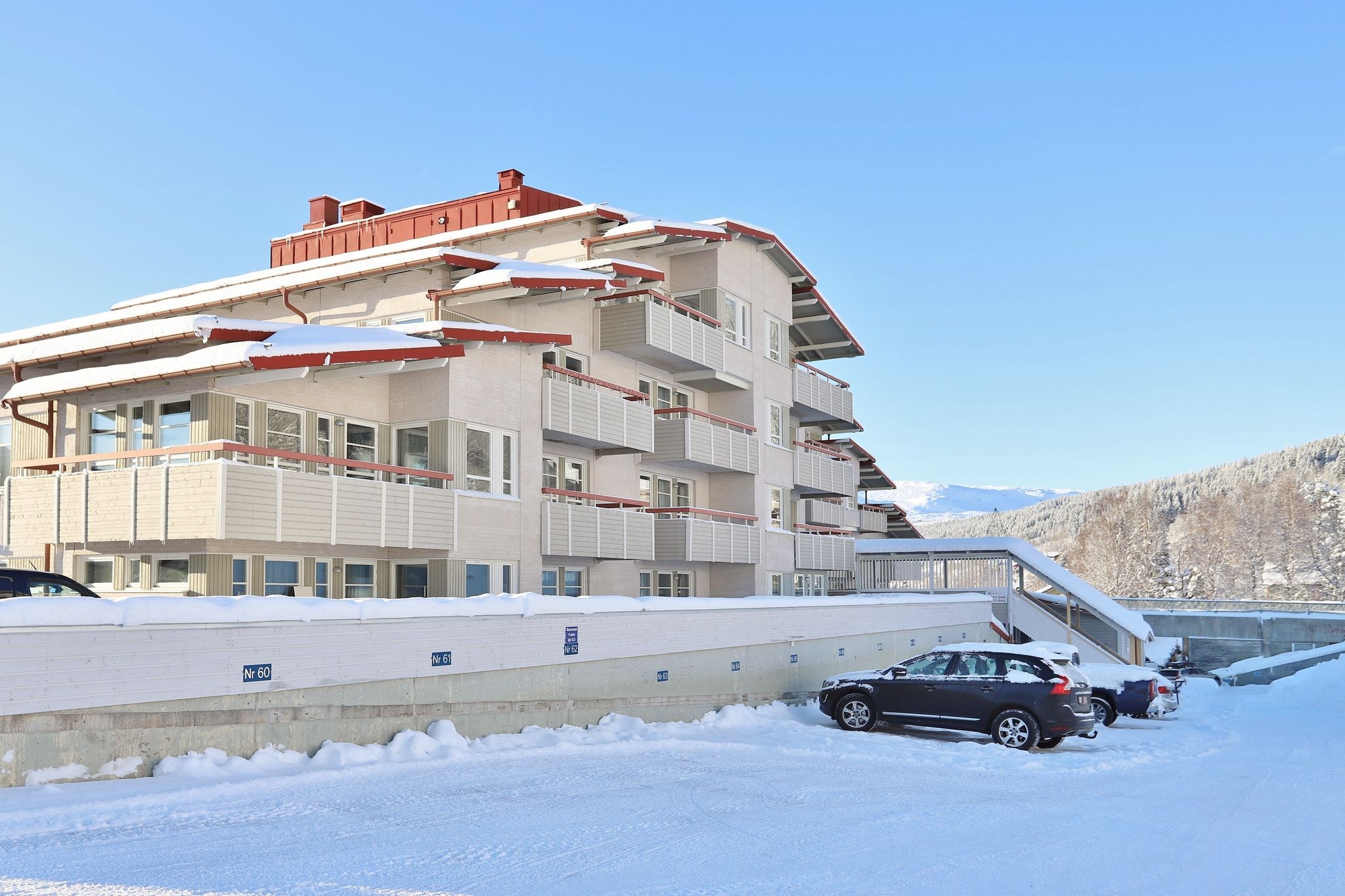 Bo midt i Åre med kun 50-160 meter til liften. Veludstyrede lejligheder med 4-6 senge - perfekt til familier og venner, der vil bo tæt på pisten og have nem adgang til både restauranter, afterski og shopping i centrum.