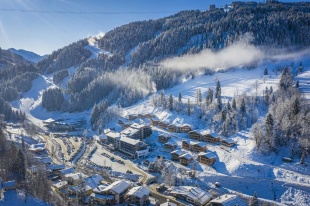 Bo med en perfekt placering i Wagrain lige ved siden af liften Grafenbergbahn - i Chalet Fox med eget skirum med støvlevarmer.  Chalet Fox er indrettet i moderne østrigsk stil, og beliggende med flot udsigt over byen og mod bjergene - og du bor i gåafstand til det hele.   Chalet Fox 115m2: 5-vær. til 8 pers. fordelt på 2 plan. Opholdsrum med TV. Køkkenkrog med nødvendigt udstyr bl.a. elkomfur og opvaskemaskine. 4 soverum hver med dobbeltseng. 3 x wc/douche. Sauna. Balkon. Prisen inkluderer: Linned/håndklæder og slutrengøring.  Turistskat udgør euro 4,40,- pr. dag/pers fra 15 år. Registreres og betales online på forhånd. Ankomst: Lørdag-lørdag.