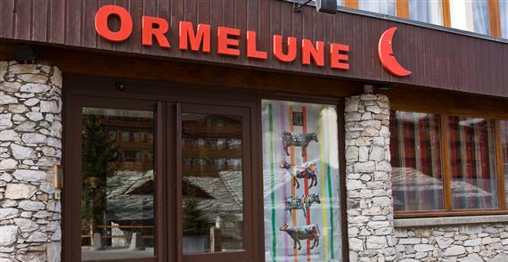 Tæt på pisterne i Val d´Isere finder du Hotel Ormelune, som både byder på farverig indretning, wellness og ski in/ski out.