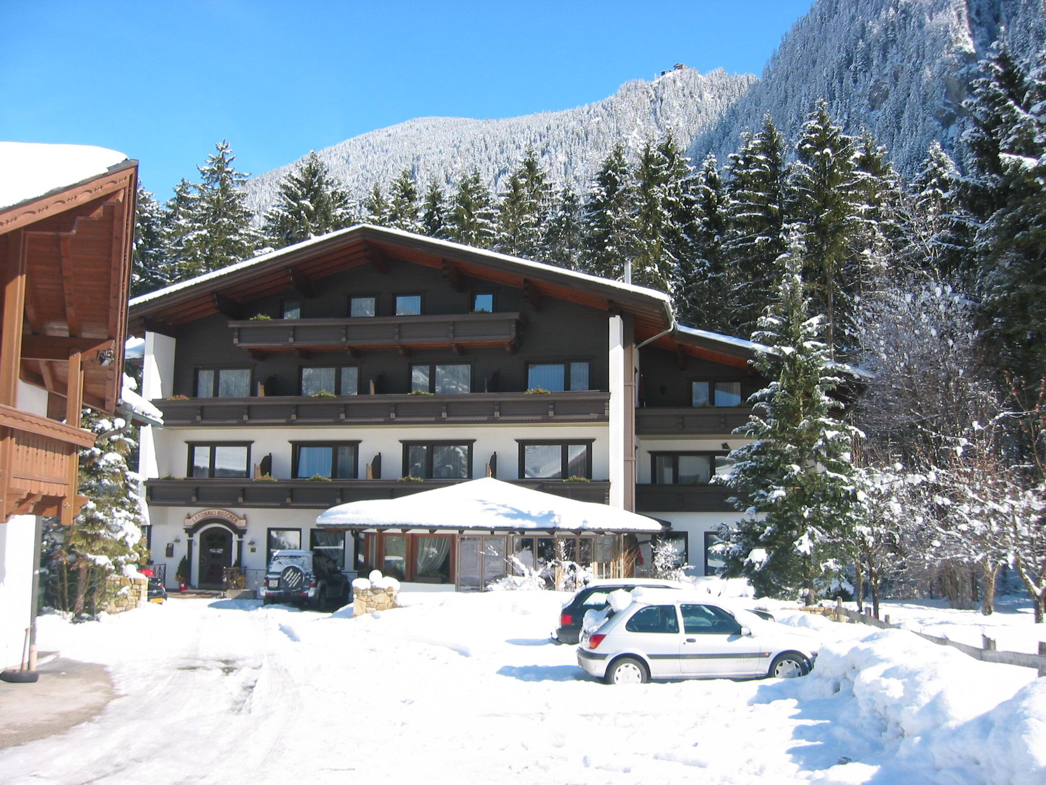 I utkanten av centrala Mayrhofen ligger fina Landhaus Roscher. Detta lugnt belägna hotell erbjuder den perfekta miljön för en avkopplande och underhållande skidsemester i Mayrhofen. Du bor nära centrum där du hittar ett stort urval av butiker, kaféer och afterski-barer. Penkenbahn är ca 5 minuters promenad från hotellet, så du kommer snabbt upp i backarna på morgonen. Rummen på Landhaus Roscher är väldigt trevliga och har alla trådlöst internet och balkong. Landhaus Roscher är en del av Sporthotel Strass, som ligger på huvudgatan i Mayrhofen. Ett stort plus är att du gratis kan använda Sporthotel Strass familjebastu.