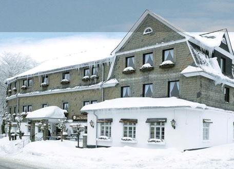 Landhotel Altastenberg er et traditionelt familiehotel i centrum af Alta Stenberg. Kun 50 meter til både pist og lift. Hotellet byder på en hyggelige atmosfærre, og sørger for at du hurtigt føler dig hjemme. De rummelige værelser er moderne indrettet og tilbyder dig udover al komfort, også en smuk udsigt over de sneklædte bjergtoppe. I hotellets restaurant kan du nyde den lækre traditionelle morgenmad. Trænger du til noget koldt at drikke efter en lang dag på ski, kan det nydes i hotellets hyggelige bar. Blot 4 km fra hotellet finder du centrum af Winterberg . Her finder du masser af muligheder for sportsaktiviteter, samt muligheder for at smage på den lokale madkultur. Vi anbefaler hotellet til par og familier, som søger en hyggelig skiferie med, med fokus på familiehyggen om aftenen.