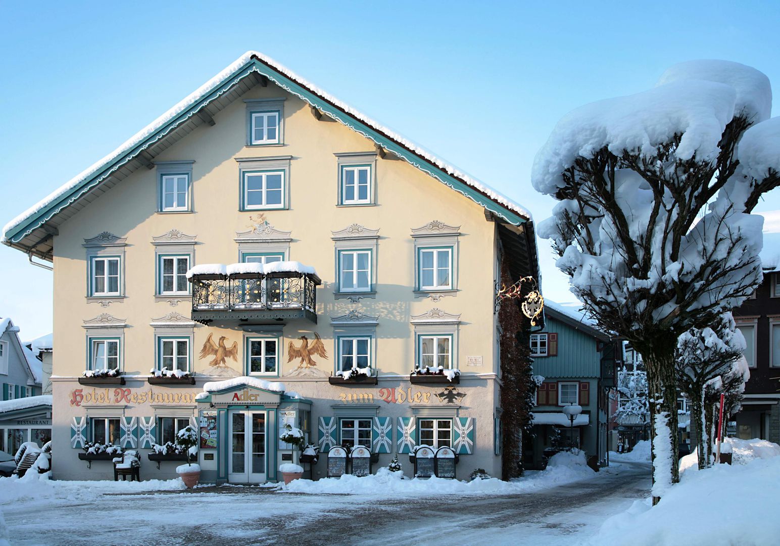 Det traditionelle 4-stjernede Hotel Adler ligger centralt i Oberstaufen. Ski-Arena Steibis nås efter ca. 6 km, Hündle-banen efter ca. 2 km og Hochgrat-banen efter ca. 9 km. Den nærmeste langrendsløjpe ligger ca. 2 km fra indkvarteringen. En skibus, der bringer gæsterne til skiområderne, holder ca. 150 m fra indkvarteringen. Faciliteter Hotellet, der er indrettet i Allgäuer stil, består af et hovedhus og en sidebygning (ca. 10 m derfra) og har faciliteter som foyer med reception, Wi-Fi og internethjørne, stue, morgenmadsrum, spisesal, restaurant, bar, café samt vinterhave. Til skiudstyret er der ved hotellet et skirum. Der er ligeledes gratis parkeringspladser (hvis ledig) samt en offentlig parkeringsgarage mod betaling (hvis ledig, ca. 100 m fra indkvarteringen). Det ca. 200 m² store wellnessområde med dampbad, sauna, finsk sauna, økosauna, salarium, infrarødkabine og hvilerum er perfekt til afslapning efter en dag på ski. Mod betaling kan der bookes behandlinger i skønhedscenteret samt massager. Benyttelsen af fitnessrummet er ligeledes inkluderet. Forplejning I rejseprisen er der allerede inkluderet en morgenmadsbuffet.