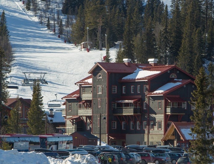Oplev ægte fjeldhygge i moderne lejligheder med kun 50 meter til pisten. Nyd din skiferie midt på Skalets Torv - central beliggenhed med nem adgang til både børneområde og byliv.