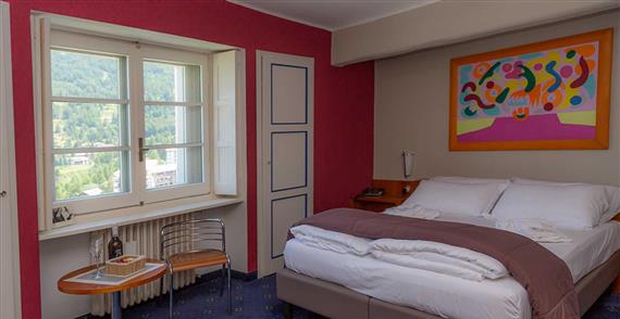 Hotel La Torre är ett komfortabelt hotell med bra läge och en fantastisk utsikt över Alperna.