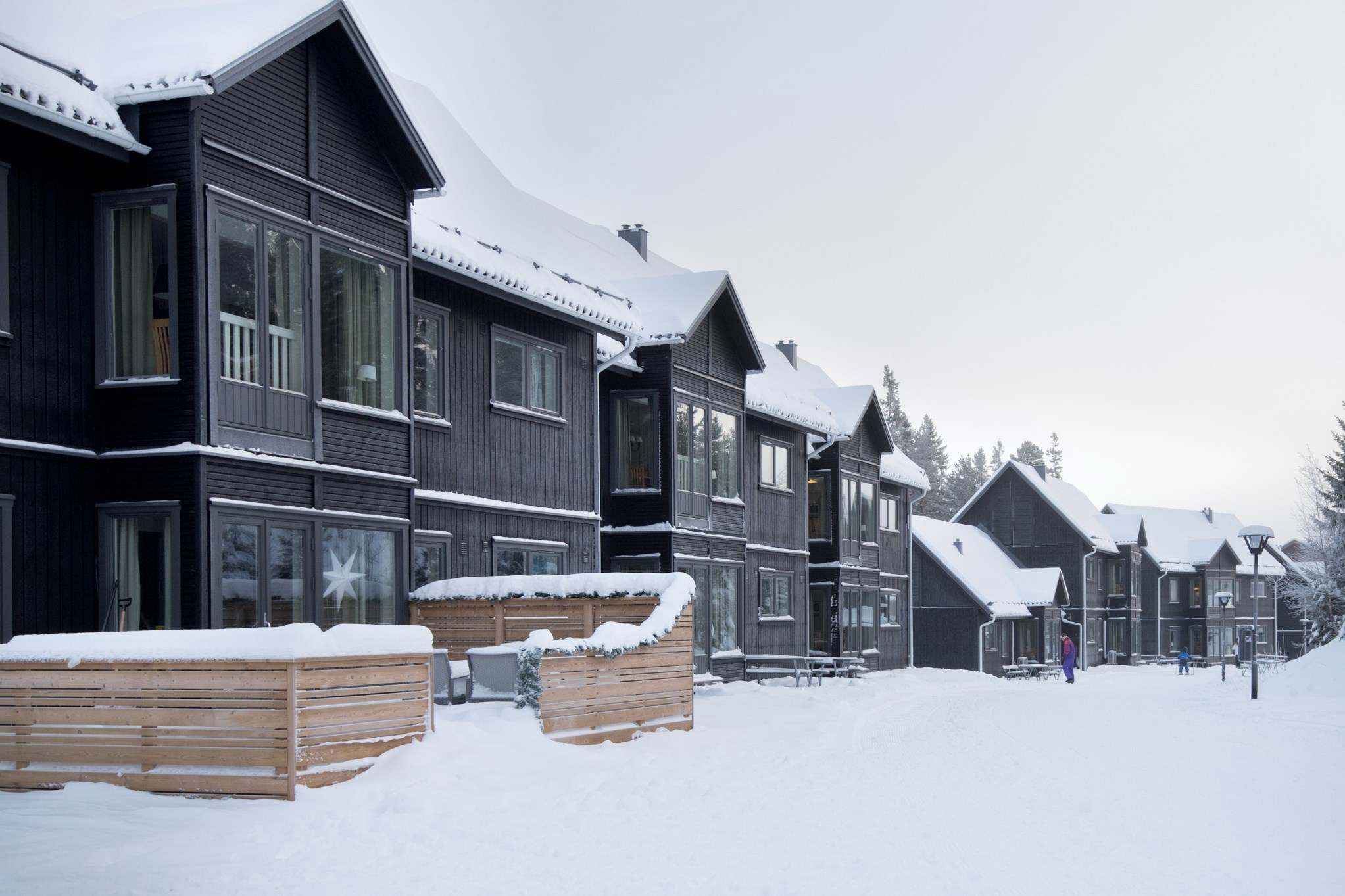 PRISERNE ER INKL. LIFTKORT. Fradrag hvis dette ikke ønskes.Fra Vintergatan er du meget tæt på lift og service. Lejligheder med god plads til to børnefamilier. Lyse og pæne og med udstyr til egen madlavning. Kort glideafstand til lift og Experiumtorget og med SkiStar Lodge Lindvallen i gåafstand, når mad og underholdning lokker.