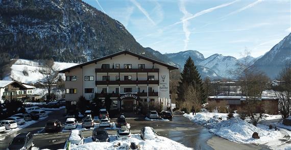 Hotel Hubertus har en god beliggenhed, med 350 meter til centrum i Lofer og 350 meter til hovedliften, hvorfra du har adgang til hele skiområdet. PRISERNE ER INKL. 6 dages liftkort og 6 dages skileje. Fradrag hvis dette ikke ønskes.Det er meget vigtigt for værterne på hotellet, at alle gæster føler