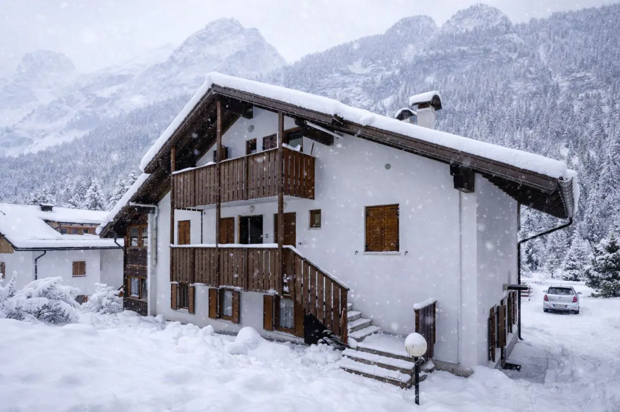 HotelbeskrivelseVelkommen til Ca’ di nonón i Penia tæt ved Canazei ? et charmerende og hyggeligt sted at bo, perfekt til din næste skiferie i Dolomitterne. Når du ankommer til Ca’ di nonón, bliver du straks mødt af en varm og indbydende atmosfære, der skaber rammerne for en afslappende og behagelig ferie. Beliggende i den lille bydel Penia tæt ved Canazei, er Ca’ di nonón det ideelle valg for dig, der ønsker at være tæt på både skilifterne og byens mange faciliteter. Ca’ di nonón tilbyder komfortable og veludstyrede lejligheder, som gør det muligt for dig at føle dig hjemme under din skiferie. Lejlighederne er indrettet med en kombination af moderne faciliteter og traditionel alpestil, hvilket skaber en hyggelig atmosfære, hvor du kan slappe af efter en lang dag på pisterne. Med et fuldt udstyret køkken i hver lejlighed har du friheden til at tilberede dine egne måltider, men du har også mulighed for at nyde Canazeis mange restauranter, der serverer både lokale specialiteter og italienske klassikere. Hotellet er perfekt til skiferie, da det ligger i nærheden af Dolomiti Superski, et af de største og mest varierede skiområder i verden. Her kan du nyde over 1. 200 km pister, der byder på noget for enhver smag, uanset om du er nybegynder eller erfaren skiløber. Med skibussen, der stopper tæt på Ca’ di nonón, er det nemt at komme til og fra skilifterne, så du kan få mest muligt ud af din tid i sneen. Når du ikke står på ski, kan du udforske Canazeis charmerende centrum, der byder på alt fra skattefri shopping til hyggelige caféer og afterski-barer. Byens afslappede stemning gør den til et perfekt sted at slappe af og hygge sig med familie og venner efter en aktiv dag i bjergene. Ca’ di nonón er velegnet til alle typer rejsende ? fra par, der søger en romantisk ferie, til familier og grupper af venner, der ønsker en sjov og komfortabel skiferie. Med sin kombination af bekvemmelighed, charme og nærhed til både pister og byens centrum er Ca’ di nonón det perfekte udgangspunkt for en uforglemmelig skiferie i Canazei. Fem gode grundeTæt på skilifter og pister ? Du har nem adgang til Dolomiti Superski, et af verdens største skiområderHyggelige og veludstyrede lejligheder ? Komfortable lejligheder, der tilbyder alt, hvad du har brug for til en afslappende skiferieSkøn beliggenhed ? Beliggende tæt på både pisterne og Canazeis centrum, med adgang til restauranter, shopping og afterskiFamilievenligt ? Ca’ di nonón er perfekt til både familier, par og grupper af venner, der søger en hyggelig base under deres skiferieSkibussen lige ved døren ? Nem og bekvem transport til og fra pisterne med skibussen lige i nærheden