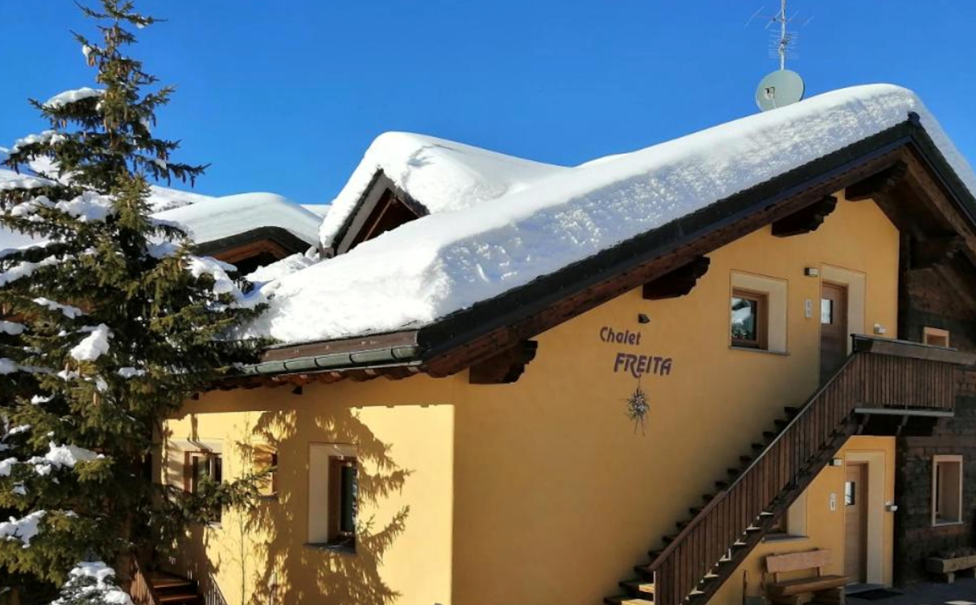 Chalet Freita är ett lägenhetshus beläget i en lugn och panoramisk del av Livigno, omgivet av natursköna omgivningar som gör det enkelt att njuta av bergens skönhet. Här får du en fantastisk utsikt över den vackra Livigno-dalen och tillgång till en privat trädgård för avkoppling utomhus. Det är en plats där du kan njuta av naturens lugn och ro, men samtidigt är det bara 1200 meter till centrala Livigno, så du har nära till stadens bekvämligheter.Mysiga lägenheter omgivna av naturFastigheten består av fem fullt möblerade lägenheter, indelade i två- och trerumslägenheter. Alla lägenheter är enkla, funktionella och ger dig tillgång till en utomhusterrass där du kan koppla av i solstolar eller njuta av grillning vid eldstaden. Dessutom finns det lekområden för barnen att roa sig på.Enkel tillgång till skidåkning och transportEndast 300 meter bort finns en fyrsitsig stollift som tar dig upp i Mottolino-området. Det finns även en kommunal busshållplats 300 meter bort, där gratisbussar förbinder dig med området i övrigt. Avkoppling och aktiviteterEfter en dag fylld av äventyr i bergen kan du koppla av i fastighetens privata utomhusområde. Här finns solterrasser med gratis tillgång till solstolar och solsängar, samt en eldstad som skapar en härlig atmosfär för grillning och social samvaro. För barnen finns det dessutom leksaker att leka med.Chalet Freita är det perfekta valet för dig som vill ha en lugn och avkopplande semester, samtidigt som du har tillgång till allt Livigno och dess omgivningar har att erbjuda.Handdukar, Parkeringsplats, Skidrum, Slutstädning, Sängkläder, WIFIAvstånd till skidbussen: 300 mAvstånd till liften: 300 mAvstånd till centrum: 1200 m