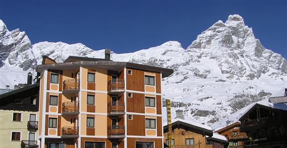 Vil du gerne bo med 100 meter til skiløbet og midt i centrum af hyggelige Cervinia? - Så er Hotel Sporting et godt bud til årets skiferie.