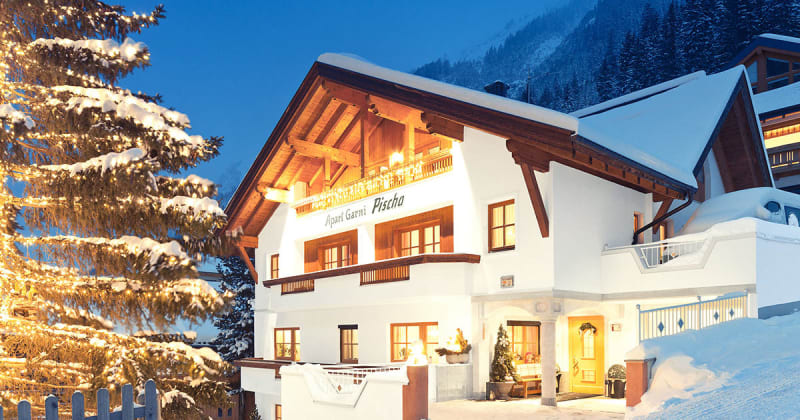 Lägenheter Haus Pischa är ett mysigt och familjeägt hus som ligger i lugna omgivningar i Ischgl. Huset ligger ca. 600 meter från huvudliften Silvrettabahn, men om du inte vill gå kan du enkelt hoppa på skidbussen som går i närheten av boendet. Ischgls huvudgata ligger endast några minuters promenad från huset och här hittar du massor av restauranger, butiker och inte minst afterskibarer. Haus Pischa består av 5 lägenheter med plats för 2-6 personer. Varje lägenhet är inredd i traditionell alpin stil och erbjuder bekvämligheter som TV, gratis Wi-Fi, välutrustade kök med matplats och eget badrum. Backen kommer ner till byn bara 200 meter från huset, så efter en dags skidåkning kan du vara tillbaka i lägenheterna på bara några minuter. Ett perfekt val till större sällskap eller flera familjer som vill bo i prisvärda lägenheter i Ischgl. Perfekt til større grupper eller individuelle der gerne vil billigt til Ischgl. Se fler hotell och lägenheter för din skidresa till Ischgl här och läs mer om alla våra skidresor till Österrike här.