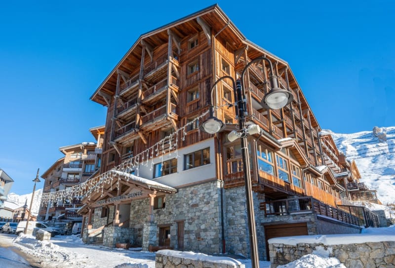 Med en placering i hjertet af Tignes-bydelen Le Lac, ligger Hotel Aiguille Percée tæt på både butikker, restauranter og skiløbet. Du har liften kun 150 meter fra hotellet, og når du om eftermiddagen kommer hjem har du kun 50 meter fra pisten. Hotellet er pænt og hyggeligt indrettet i en traditionel fransk alpestil med træ og stenmaterialer. På Hotel Aiguille Percée kan du se frem til en masse skønne faciliteter. Efter en aktiv dag på pisten kan du slappe af i hotellets wellness-område hvor du finder swimmingpool, hammam og sauna. Har du brug for lidt ekstra forkælelse kan du tilkøbe massage. Hotellet har også en hyggelig lounge med en bar hvor du kan nyde en drink foran pejsen. Mere inspiration til skiferien? Find flere hoteller og lejligheder til din skiferie til Tignes her og alle skiferier til Frankrig her.