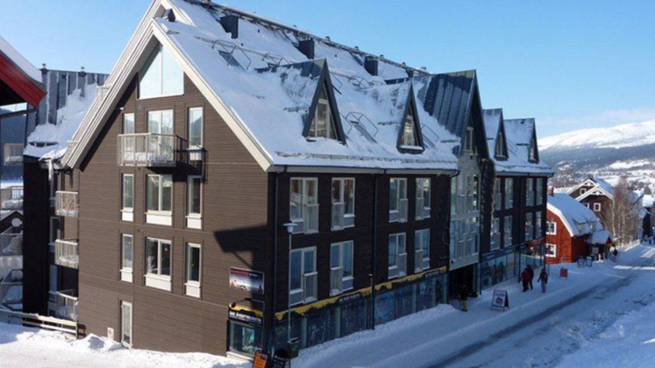 Bo med høj komfort midt på Åre Torg - kun 130 meter til nærmeste skilift. Moderne lejligheder med 4-6 sovepladser tæt på pister, shopping og byliv.