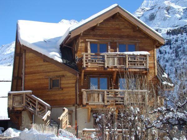 Upplev charmen i Chalet Le Grenier de Germaine i Vaujany. Stugan har ett fantastiskt läge i centrum av den traditionella skidbyn och ligger bara några steg från linbanorna och Alpette Villette. Chalet Le Grenier de Germaine har fyra lägenheter för sex, åtta eller tio personer och lägenheterna kan kombineras så att du kan resa med bara din familj eller som en stor grupp vänner. Efter en härlig dag i pisterna kan du koppla av i solen på din balkong eller terrass. Detta blir en semester att minnas!