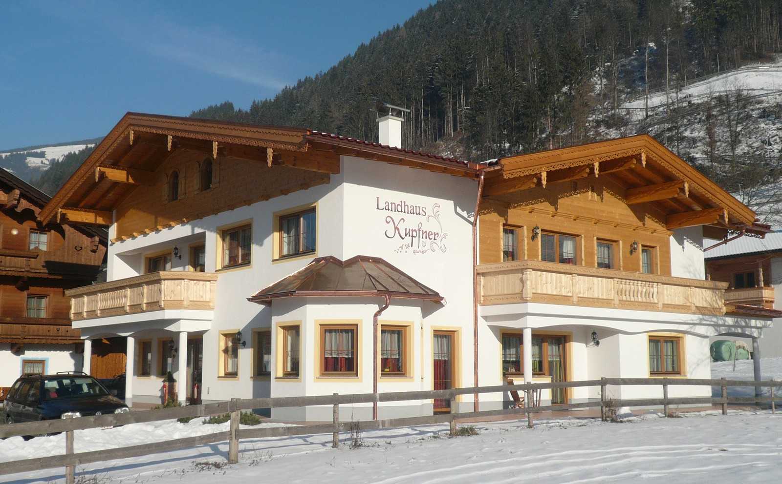 På Landhaus Kupfner finns stora och fina lägenheter med balkong - precis vid gondolen i Zell am Ziller.