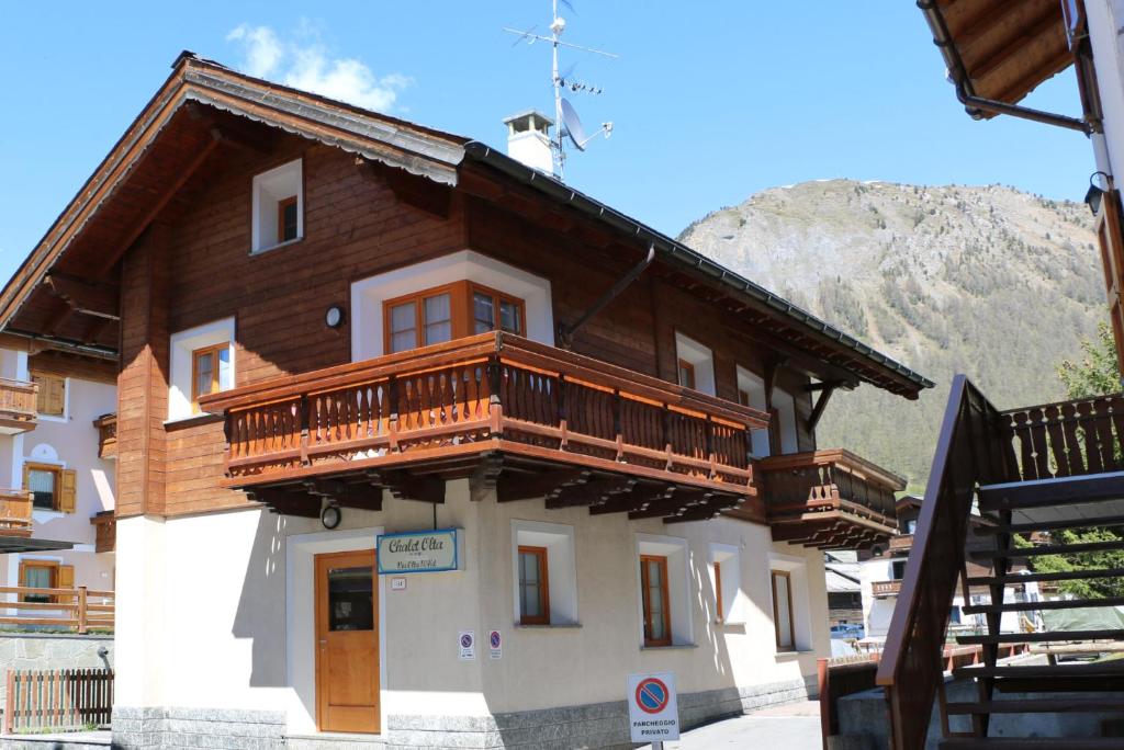 HotelbeskrivelseApartment Chalet Olta i Livigno er det perfekte sted for dig, der søger en skiferie i smukke og rolige omgivelser. Chalet Olta kombinerer autentisk alpestemning med moderne komfort, hvilket skaber en hyggelig og indbydende atmosfære. Her får du friheden ved at have din egen lejlighed, hvor du kan slappe af og tilbringe tid med dine rejsefæller i en hjemlig og afslappet ramme. Beliggenheden tæt på Livignos pister og byliv gør Chalet Olta til et oplagt valg for både par, familier og vennegrupper, der søger en kombination af ro og adgang til områdets mange faciliteter. I Chalet Olta finder du rummelige og veludstyrede lejligheder, der har alt, hvad du behøver for et behageligt ophold. Hver lejlighed har eget køkken, hvor du kan tilberede måltider og nyde hyggelige aftener sammen. Efter en dag på ski kan du slappe af i opholdsstuen eller nyde udsigten over bjergene fra lejlighedens vinduer. Det giver dig en fleksibel og privat ferieoplevelse, hvor du kan tilpasse dagen efter dine egne ønsker. Placeringen tæt på skilifte og skibusser gør Chalet Olta til et fremragende valg for skiløbere, da du hurtigt kan komme frem til pisterne. Skibussen stopper tæt ved ejendommen og sikrer, at du får mest muligt ud af din tid på bjerget. Chalet Olta tilbyder også et skirum, hvor du kan opbevare dit udstyr tørt og sikkert, klar til næste dags eventyr. Om aftenen kan du tage en kort gåtur til Livignos centrum, hvor du finder restauranter, butikker og afterski-muligheder, der giver en ekstra dimension til din ferie. Uanset om du ønsker at nyde de rolige aftener i din egen lejlighed eller opleve Livignos atmosfære, er Chalet Olta en fantastisk base, hvor komfort og bekvemmelighed går hånd i hånd. Fem gode grundeTæt på skilifte og pister: Nem adgang til Livignos bedste skiområderPrivat og komfortabel lejlighed: Veludstyrede lejligheder med eget køkken og hyggelige opholdsområderPerfekt til alle typer rejsende: Ideelt til både par, familier og grupper af vennerKort afstand til centrum: Nær Livignos restauranter, butikker og afterski-mulighederPraktisk skirum: Opbevaring af skiudstyr, så det er klart til næste dags eventyr