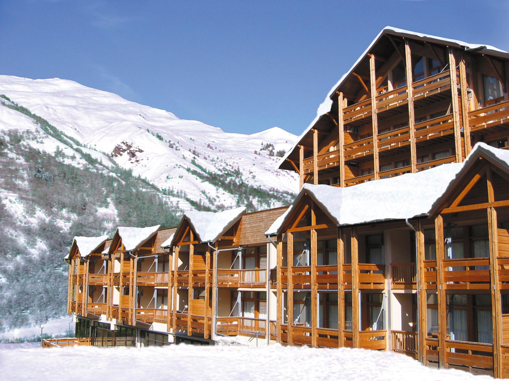 Résidence Vacancéole Le Hameau de Valloire ligger i utkanten av den lugna och autentiska skidorten Valloire. Centrum och skidliften ligger ungefär 1 km bort och du tar dig lätt fram och tillbaka på några minuter. Rummen är enkelt inredda och rymmer från två till tio personer och har alla de anläggningar du behöver. Om du har mer energi kvar efter en dagen i pisten kan du utmana dig själv på hotellets squashbana eller i gymmet. Sedan kan du koppla av bekvämt i bastun, turkiskt badet eller i den uppvärmda inomhuspoolen.