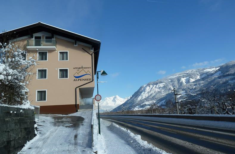 De velholdte Alpensee-lejligheder har en rolig beliggenhed i Zell am See. Det livlige centrum ligger 700 meter væk og skiliften blot 400 meter væk. Skibussen, der holder foran døren, kører dig hurtigt til liften om morgenen. Lejlighederne har et fuldt udstyret køkken, 1 eller 2 dejlige soveværelser og et moderne badeværelse.