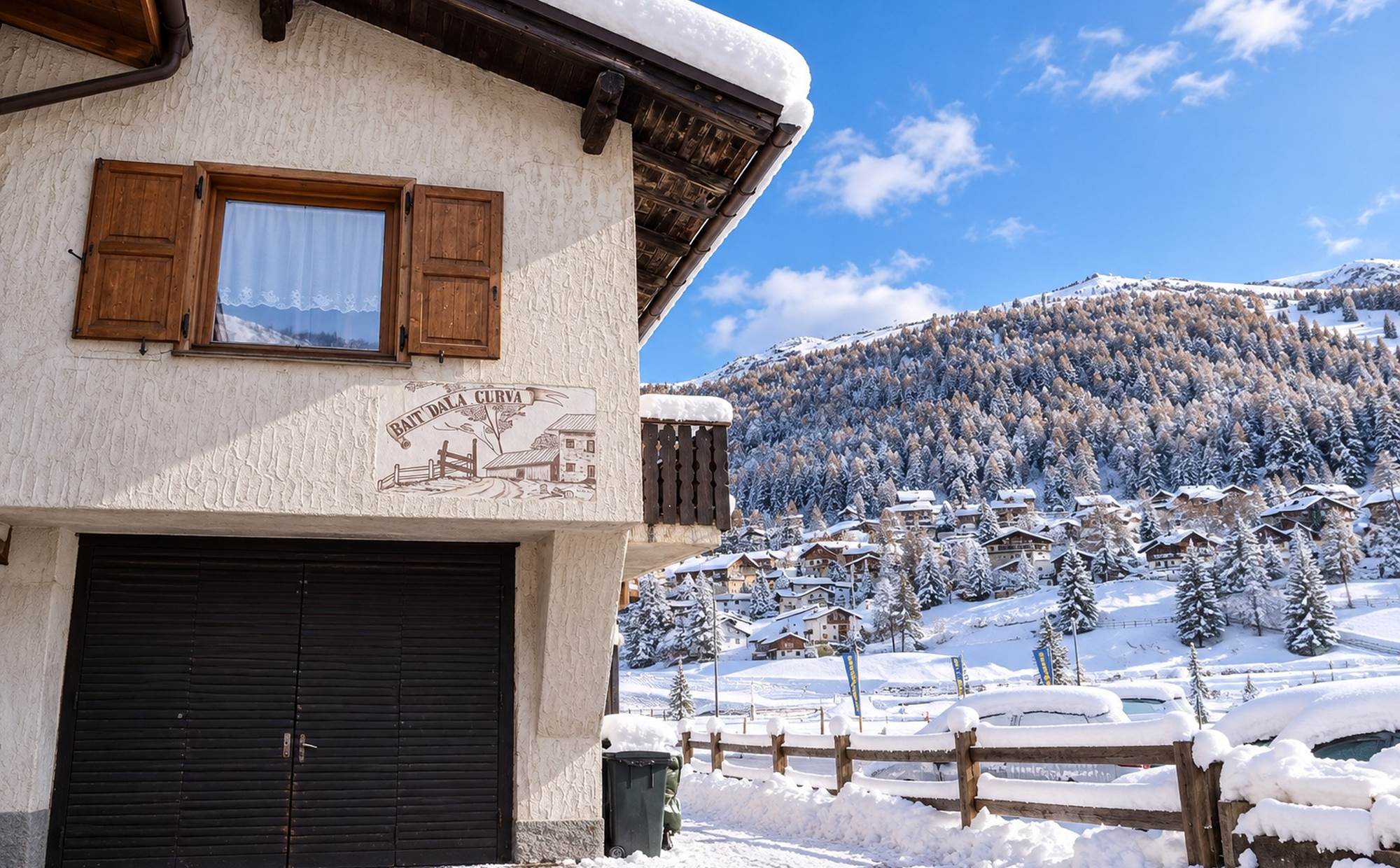 Casa Zopet har ett fantastiskt centralt läge precis vid gågatan i Livigno. Här bor du mitt i stadens mysiga centrum, där restauranger, kaféer, butiker och andra bekvämligheter ligger inom cirka 200 meter. Det idealiska läget gör det enkelt att kombinera skidåkning med stadsliv och italiensk charm.Lägenheten är inredd i en autentisk och charmig italiensk alpsstil, där den mysiga atmosfären och de traditionella detaljerna skapar den perfekta miljön för en avkopplande skidsemester. Här får du en bra bas efter en dag på skidorna, samtidigt som du bor nära allt som Livigno har att erbjuda.Lägenheten är en 2-rumslägenhet med plats för upp till 3 personer och består av ett litet, funktionellt kök med matplats, ugn, spishäll, kylskåp, frys, tvättmaskin, kaffebryggare, vattenkokare och kökshanddukar. Dessutom finns en hall, ett badrum med dusch och toalett samt ett sovrum med en dubbelsäng och en enkelsäng.Det finns gratis Wi-Fi i lägenheten samt en tillhörande parkeringsplats.Casa Zopet är ett utmärkt val för dig som söker en mysig och autentisk lägenhet med ett attraktivt läge mitt i Livigno.Handdukar, Parkeringsplats, Slutstädning, Sängkläder, WIFIAvstånd till livsmedelsbutik: 0 mAvstånd till skidbussen: 150 mAvstånd till liften: 1000 mAvstånd till skiduthyrning: 1000 mAvstånd till pisten: 1000 mAvstånd till centrum: 0 m