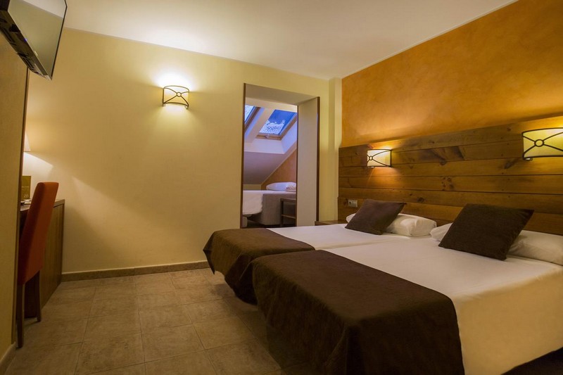 Hotel Magic är ett trevligt hotell med bra läge i centrala Pas de la Casa. Hotellet ligger ca 100 m från Grandvaliras mäktiga skidsystem. Här har du nära till både skidåkning, shopping, after ski och många trevliga restauranger. Efter en dag i backen kan du slappna av i hotellets bastu (10 euro inträde). Quality Travel bjuder exklusivt våra gäster på bagagetransport till detta hotell. Denna förmån tillgodoser vi då det inte är tillåtet för transferbussar att köra in i byn Pas de la Casa, transfern avslutas därför vid busshållplatsen i nedre delen av byn. Bagagetransporten inkluderar väskor samt skidpaket. Resenärer tar sedan en trevlig promenad genom byn till sitt hotell. Mer information ges på transferbussen och guider hjälper resenärer att hitta sina respektive hotell. Obs, vi reserverar oss för att ändring av tillgänglighet och priser för hotells spaavdelningar kan implementeras med kort varsel beroende på direktiv från myndigheter. Eventuella begränsningar i tillgängligheten ger ej rätt till prisavdrag.