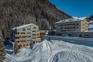 Alpin Resort Montafon er beliggende i 1.400 m ved Gargellen med Ski in - Ski out til det mindre men børnevenlige område her, som har 39 km piste (21 km blå, 10 km rød og 2 km sort) samt 8 lifte - bl.a. 1 gondlollift. Er sneforholdene til det, kan blå pist 2 ved Vergalden benyttes til liften Schafbergbahn samt retur til din lejlighed. Desuden har du kun 8 km. til St. Gallenkirch, hvor du kan komme ind i skiområdet Silvretta Montafon.  Her er 60 boliger fordelt på 3 huse samt reception, skirum, bar, bistro og automater med mulighed for køb af drikke samt færdigretter. Desuden gratis wifi. Skiskole, skileje og supermarked finder du i Gargellen 1 km derfra I Alpin Resort Montafon kan du vælge mellem følgende lejligheder - alle med gratis wifi: Type G: 2-værelses på 50m2 til 2-5 pers.  Opholdsrum med tv og sovesofa for 3 ekstra pers. Køkkenkrog med køleskab, frostboks, elkomfur og opvaskemaskine. 1 soverum med dobbeltseng. Wc/douche. Terrasse eller balkon. Type A: 3-værelses på 56m2 til 4-6 pers. Opholdsrum med tv og sovesofa for 2 ekstra pers. Køkkenkrog med køleskab, frostboks, elkomfur og opvaskemaskine. 2 soverum hver med dobbeltseng. Wc/douche og ekstra wc. Terrasse eller balkon. Type J: 4-værelses på 73m2 til 6-8 pers. Opholdsrum med tv og sovesofa for 2 ekstra pers. Køkkenkrog med køleskab, frostboks, elkomfur og opvaskemaskine. 3 soverum hver med dobbeltseng. 2 x wc/douche. Terrasse eller balkon. Prisen inkluderer: Gratis parkeringskælder for 1 bil pr. bolig. Obligatorisk slutrengøring koster: Type G euro 85,-. Type A euro 89,- Type J euro 109,-. Betales på stedet. Obligatorisk linned/håndklæder koster euro 15,50,-- pr. person. Betales på stedet. Barneseng koster euro 25,- og barnestol koster euro 9,-. Bestil på forhånd og betal på stedet. Turistskat udgør euro 1,80,- pr. dag/pers. fra 14 år. Betales på stedet. Ankomst: Lørdag - lørdag. 4/3 - 1/4 er der valgfri ankomst min. 3 døgn - spørg på mulighed og pris.