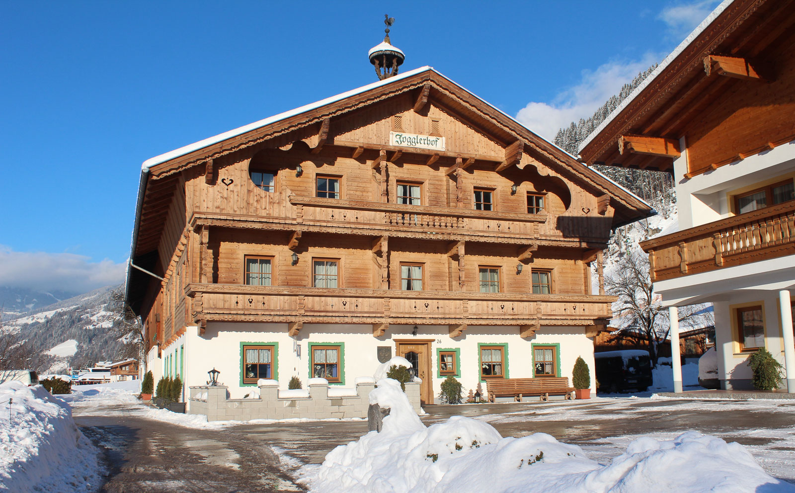 Jogglerhof erbjuder väldigt populära, trevliga och enkla lägenheter precis vid liften.