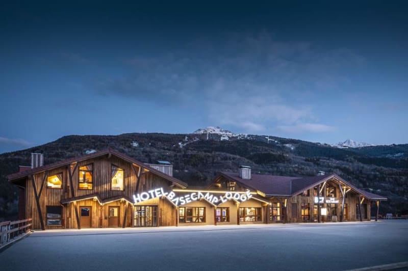 Hotel "Base Camp Lodge"