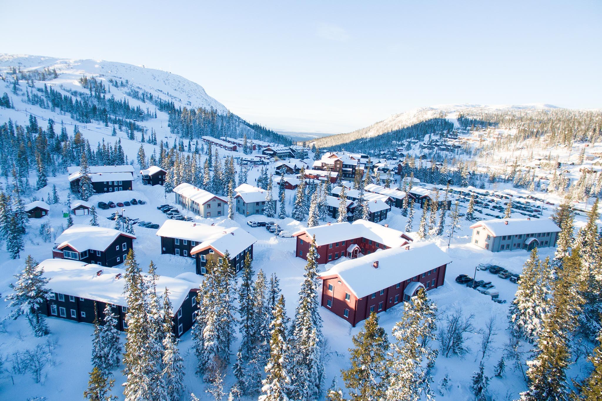 Hyggelige og lyse lejligheder eller hytter blot 100 meter fra liften. Bo tæt på pisten med mulighed for egen madlavning og en fleksibel skiferie i rolige omgivelser.
