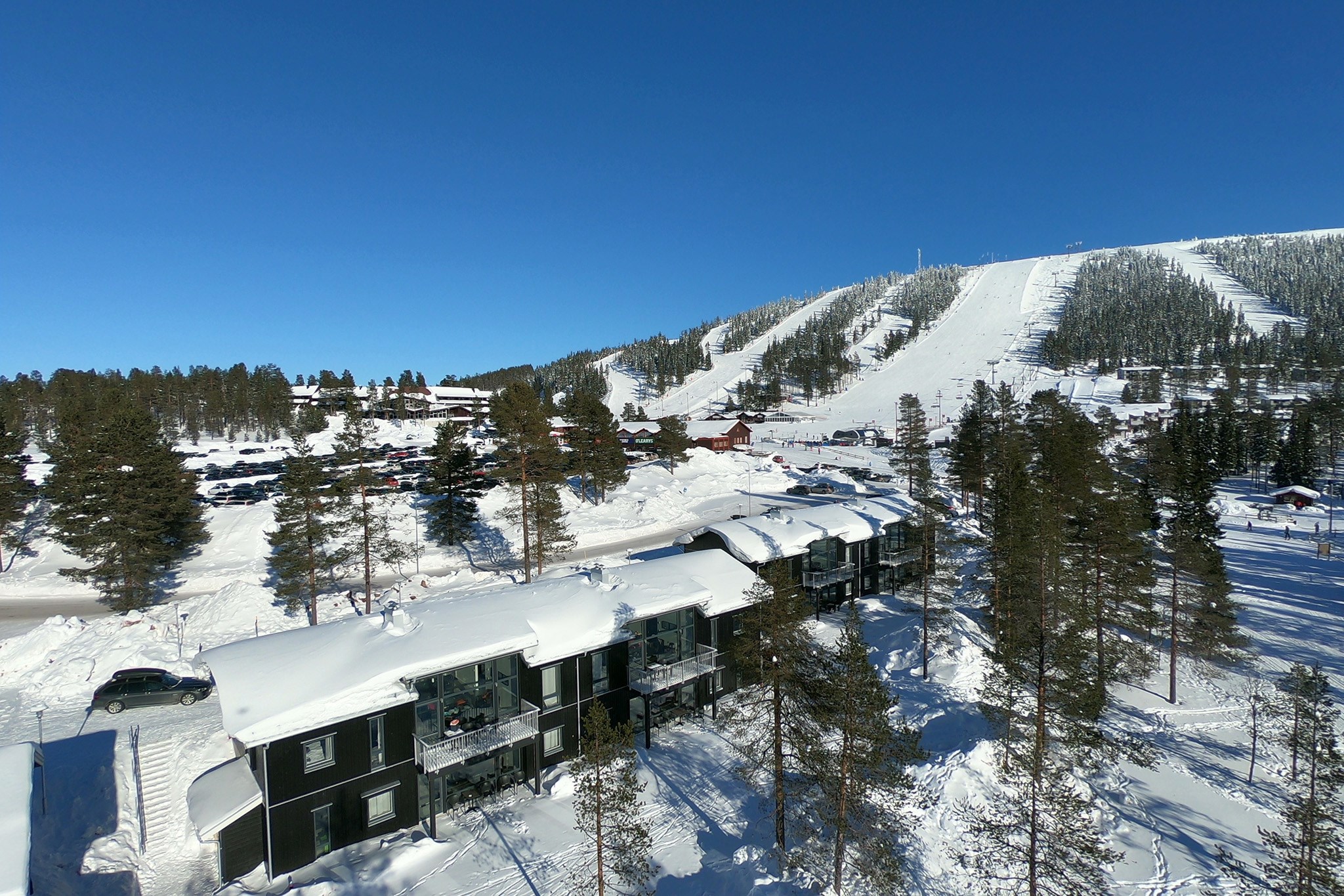 Helt nye og rummelige lejligheder med 150-200 meter til bakke/lift. Bo midt i Hundfjället med gåafstand til lift, pister, butikker, restauranter og børnevenlige aktiviteter.