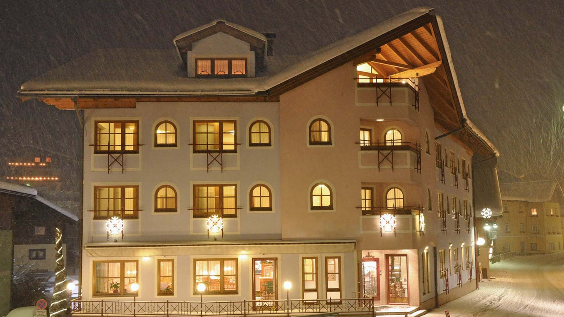 PRISERNE ER INKL. 6 dages liftkort. Fradrag hvis dette ikke ønskes.Hotel Himmelberg ligger lige i hjertet af Wagrain. Det er et super fint og velindrettet hotel til familien, med både wellnessafdeling og legerum. Skibussen holder lige udenfor døren og fragter dig til liften og det store familievenlige skiområde. På hotellet er der mange sjove aktiviteter for børnene og fællesområdet er der rig mulighed for brætspil og kvalitetstid med familien.