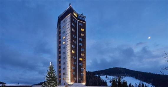 Det 4-stjernede hotel er beliggende midt i Pec, tæt ved Tjekkiets højeste bjerg Snezka(1602 m) og i gå afstand til pistene. Der kører ligeledes gratis skibus til pisten. Hotellet har i alt 132 værelser(flere sælges som familieværelser med connecting doors)og 3 suiter.Hotellet har mange faciliteter s