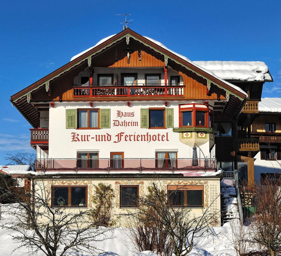 Det traditionelle Hotel Haus Daheim hører til indkvarteringen Hotel Adler, der ligger ca. 150 m derfra. Centrum af Oberstaufen nås efter ca. 100 m og det nærmeste skibusstoppested efter ca. 200 m. Ski-Arena Steibis ligger ca. 6 km fra indkvarteringen, Hündle-banen ca. 2 km derfra og Hochgrat-banen ca. 9 km fra indkvarteringen. Den nærmeste langrendsløjpe nås efter ca. 2 km. Hovedhuset Hotel Adler har faciliteter som foyer med reception, internethjørne og Wi-Fi, morgenmadsrum, spisesal, restaurant, bar, café og skirum. Hotel Daheim har gratis parkeringspladser (hvis ledig). Det offentlige parkeringshus mod betaling (ca. 100 m fra indkvarteringen, hvis ledig). Det ca. 200 m² store wellnessområde på Hotel Adler med dampbad, finsk sauna, økosauna, sanarium, infrarødkabine og hvilerum samt fitnessrummet kan benyttes gratis. 1 x pr. fuldt betalende gæst/ophold kan hydrojet-massager med bølgesystem SPA benyttes (ca. 20 min., ingen kontant udbetaling, kan ikke overdrages). Skønhedscenteret på Hotel Adler kan benyttes mod betaling og massager kan bookes til. Oberstaufen PLUS Card, der er inkluderet i prisen, giver dagligt enten mulighed for at benytte skilifterne ved Imbergbahn og Steibis, Hochgratbahn, Hündlebahn og Thalkirchdorf samt Sinswang eller som entré til oplevelsesbadet Aquaria. Desuden er der mange andre rabatter og tilbud i regionen (se info på stedet, der tages forbehold for ændringer). Forplejning Morgenmadsbuffet er inkluderet i rejseprisen. Morgenmaden serveres på Hotel Adler. Ved check-in fås der en velkomstdrik på Hotel Adler. Derudover får man som gæst på Hotel Daheim 10 % rabat på retter i restauranten på Hotel Adler.