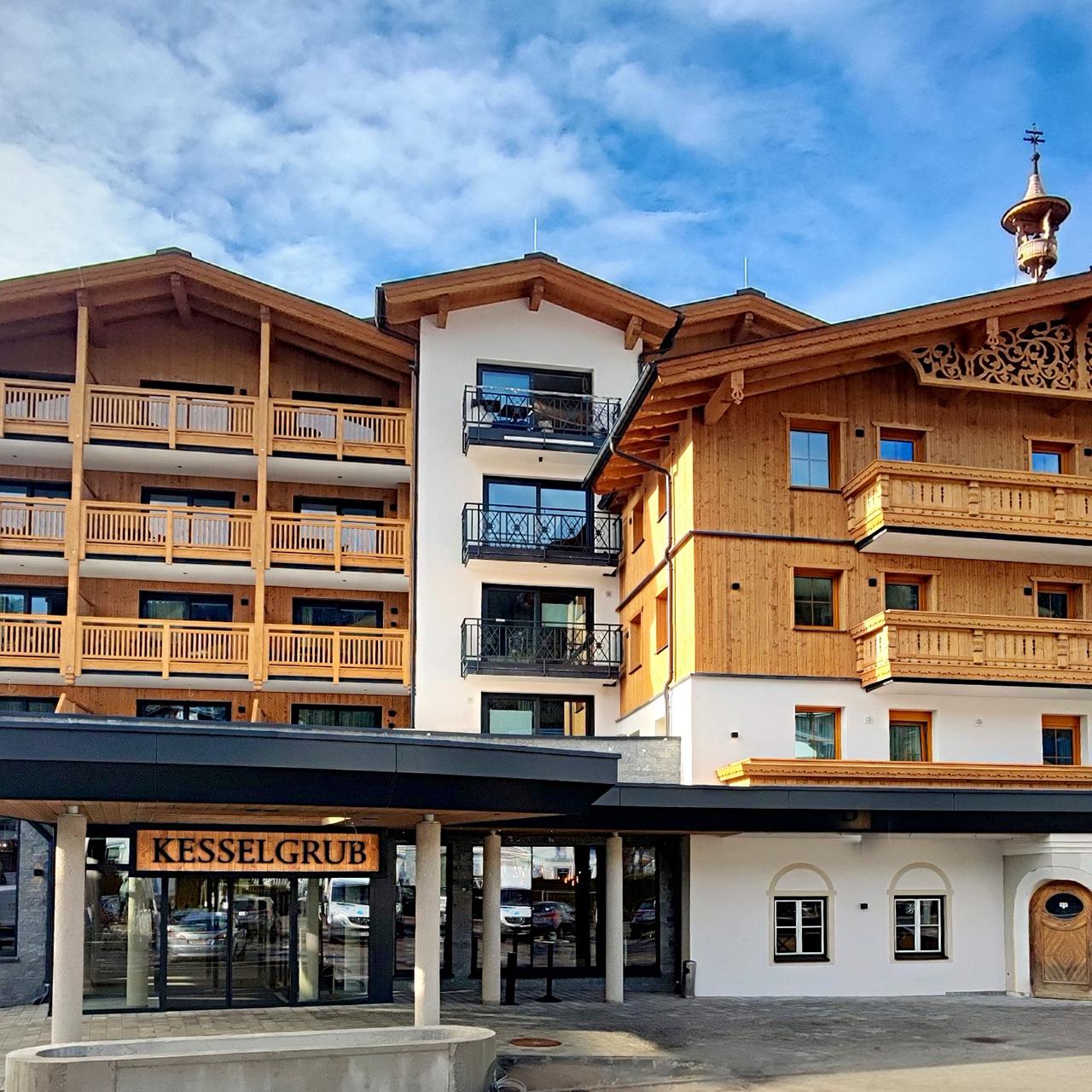 Hotel Kesselgrubs Ferienwelt är ett unikt boende och det perfekta valet för en oförglömlig familjesemester. Skidbussen ligger 30 meter bort och tar dig till skidorterna Flachau och Zauchensee. Dessutom ligger Altenmarkts mysiga centrum 15 minuters promenad bort. Detta hotell har verkligen allt du behöver för en härlig semester i snön. I den förtrollande Kesselgrubs Kinderwereld får barnen uppleva en magisk miljö full av äventyr. Här kan de roa sig i äventyrslandet och det sagolika vinterunderlandet. Från go-karts och studsmattor till en barnbio, en bowlinghall och till och med skidlektioner för de små. Men det är inte allt! Upptäck den vackra trädgårdsvärlden på inte mindre än 5 000 m², där en uppvärmd simsjö och vattenrutschbanor garanterar oändligt roligt. Djurälskare kan besöka den speciella Kesselgrubs Pets World. På gården finns ponnyer, kycklingar, getter, kaniner och får. Och vad sägs om ponnyridning på Kesselgrubs ponnygård? Efter en aktiv dag kan föräldrarna njuta av det ultimata välbefinnandet, den uppvärmda simsjön eller den gigantiska poolen. I hotellets mysiga restaurang står en omfattande buffé redo på morgonen och på kvällen serveras en utsökt meny. För barn finns det en speciell barnmeny eller barnbuffé! Bra att veta: du måste hämta ut ditt liftkort i Zauchensee.